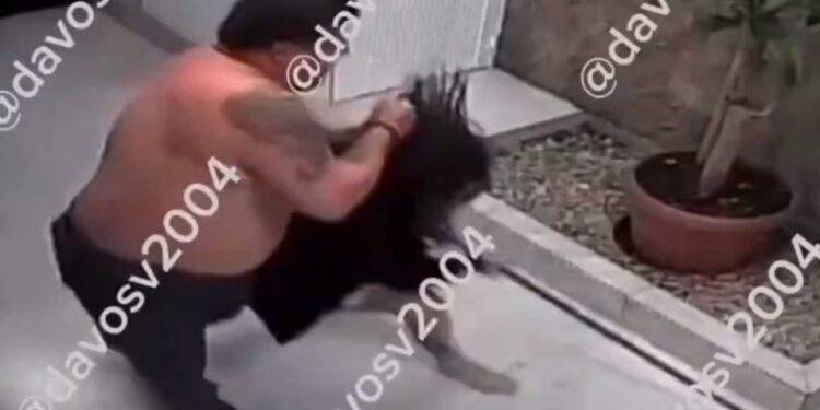 La jala del cabello y la golpea con una escoba; captan en video agresión en la Narvarte