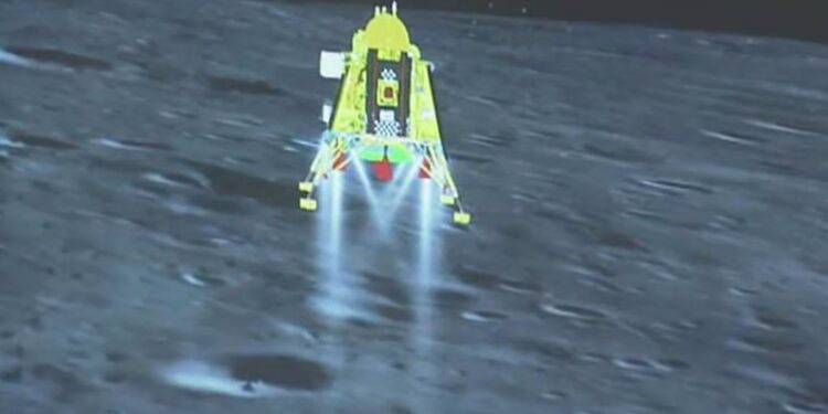 Misión espacial de la India logra alunizar con éxito en la Luna