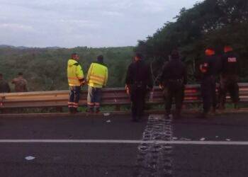Volcadura de camión de pasajeros deja 24 muertos en Nayarit
