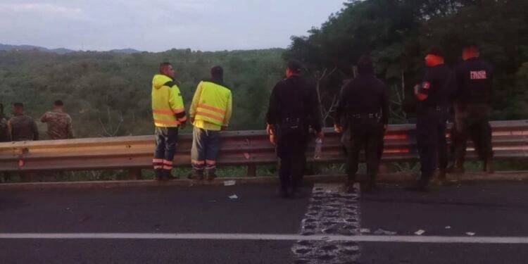 Volcadura de camión de pasajeros deja 24 muertos en Nayarit
