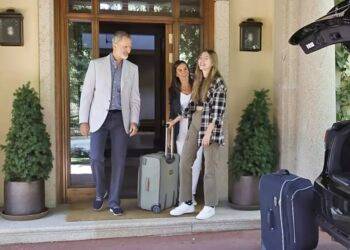 La infanta Sofía se despide de sus papás para seguir con su educación