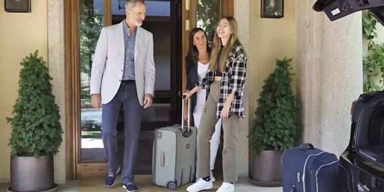La infanta Sofía se despide de sus papás para seguir con su educación