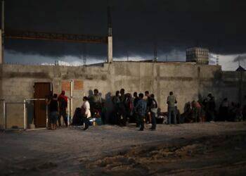 Las autoridades mexicanas localizan a 350 migrantes hacinados en un tráiler