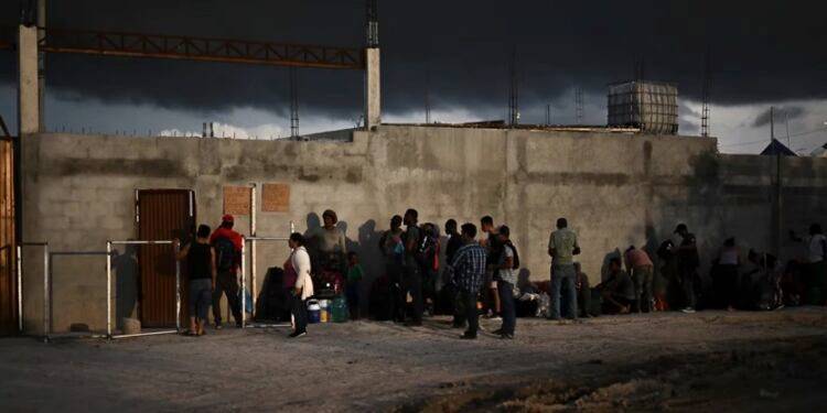 Las autoridades mexicanas localizan a 350 migrantes hacinados en un tráiler