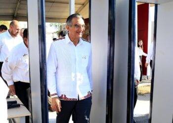 Entrega gobernador arcos detectores para reforzar seguridad en CEDES