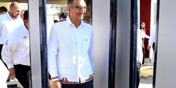 Entrega gobernador arcos detectores para reforzar seguridad en CEDES