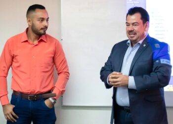 Maestro de universidad colombiana imparte clases en la Facultad de Derecho UAT Victoria