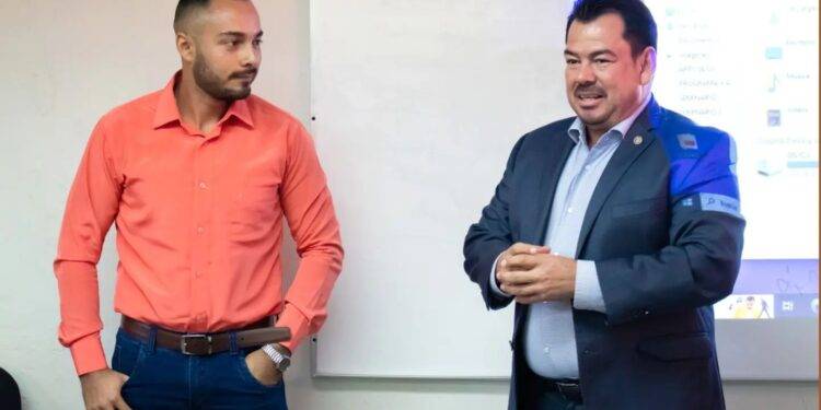 Maestro de universidad colombiana imparte clases en la Facultad de Derecho UAT Victoria