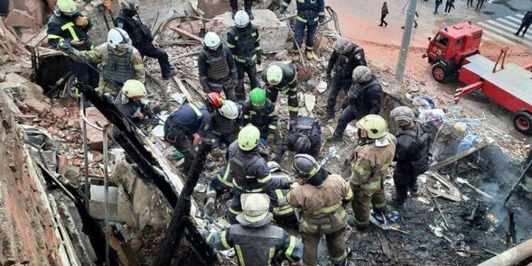 Nuevo bombardeo en Ucrania deja 2 muertos un día después de la masacre de más de 50 civiles