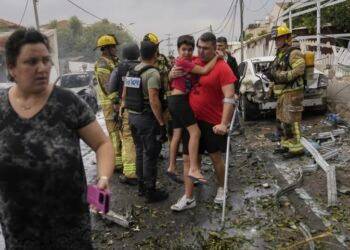 Israel promete bloqueo total a Gaza y bombardea el territorio gobernado por Hamas tras incursión