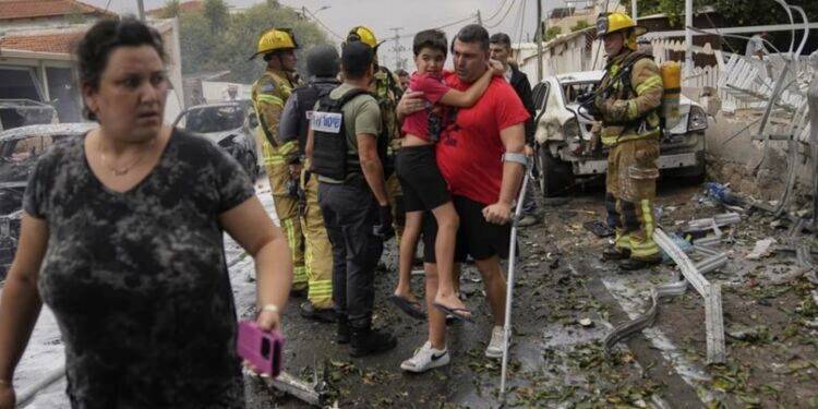 Israel promete bloqueo total a Gaza y bombardea el territorio gobernado por Hamas tras incursión