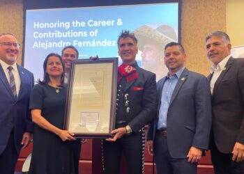 Capitolio de EU rinde homenaje a Alejandro Fernández