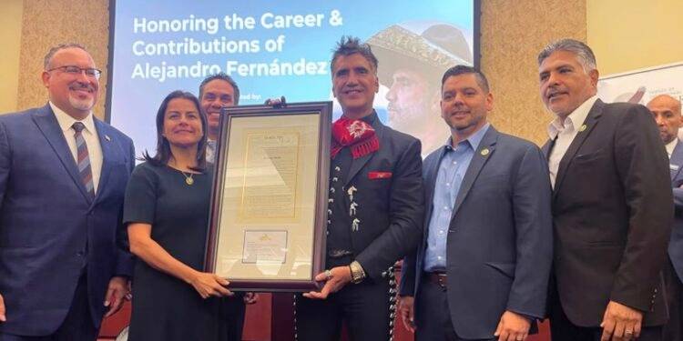 Capitolio de EU rinde homenaje a Alejandro Fernández