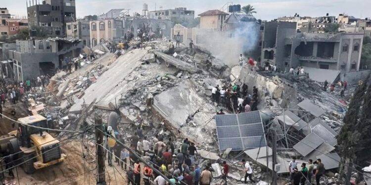 Reportan más de 100 muertos en bombardeo israelí contra campamento en Gaza