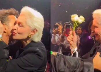Carolina Herrera recibe flores y un beso de Luis Miguel en pleno concierto