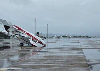 Anuncian puente aéreo para sacar a turistas atrapados en Acapulco por “Otis”