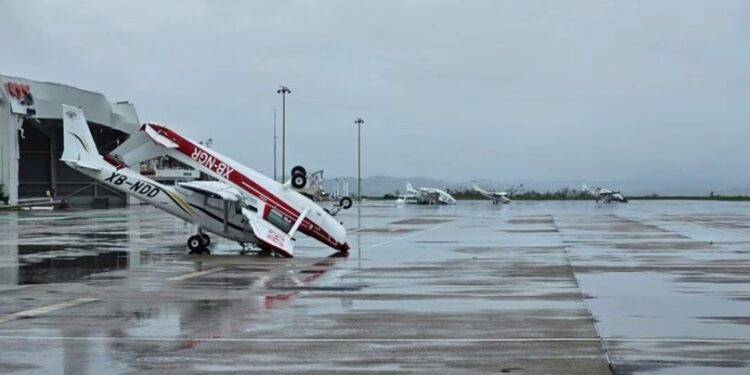 Anuncian puente aéreo para sacar a turistas atrapados en Acapulco por “Otis”