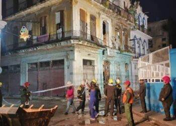 Derrumbe en centro de La Habana deja al menos un muerto y varios atrapados entre los escombros