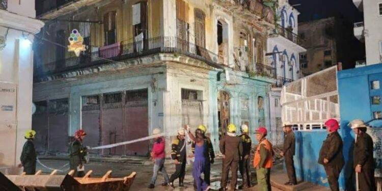 Derrumbe en centro de La Habana deja al menos un muerto y varios atrapados entre los escombros
