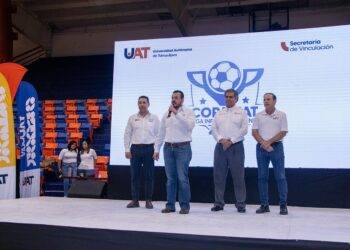 Entrega rector trofeos de la liga de futbol Copa UAT