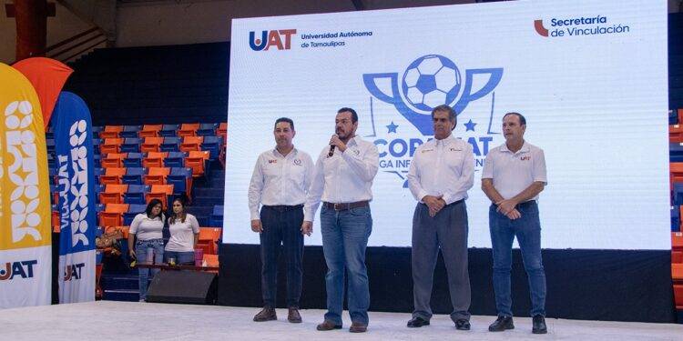 Entrega rector trofeos de la liga de futbol Copa UAT
