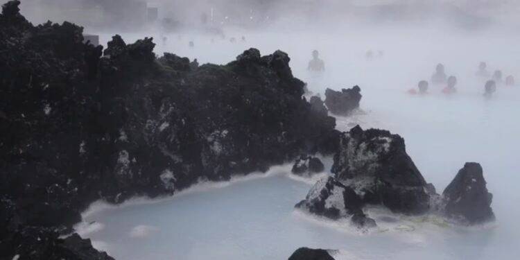 Islandia evacúa un pueblo y activa una alerta de aviación por riesgo de erupción volcánica