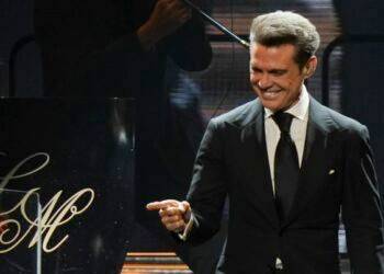 Luis Miguel protagoniza una caída impresionante durante su concierto en México