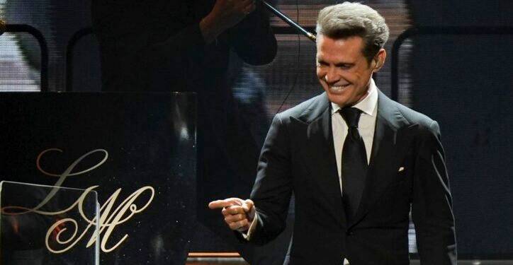 Luis Miguel protagoniza una caída impresionante durante su concierto en México