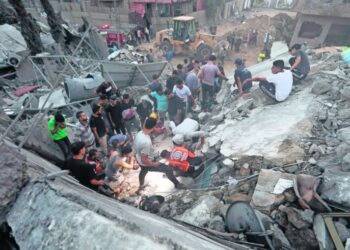 Israel ataca campo de refugiados; mueren cientos