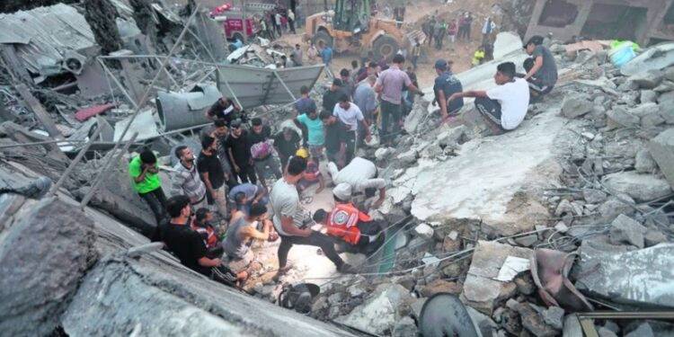 Israel ataca campo de refugiados; mueren cientos