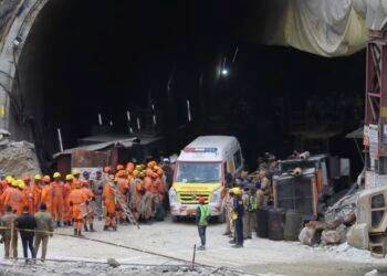 Rescatan al primero de los 41 trabajadores atrapados en un túnel en India