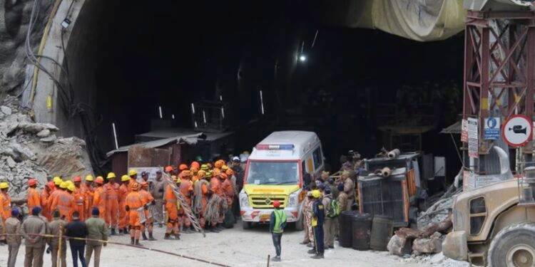 Rescatan al primero de los 41 trabajadores atrapados en un túnel en India