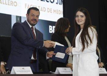 Entrega UAT becas a sus estudiantes de excelencia