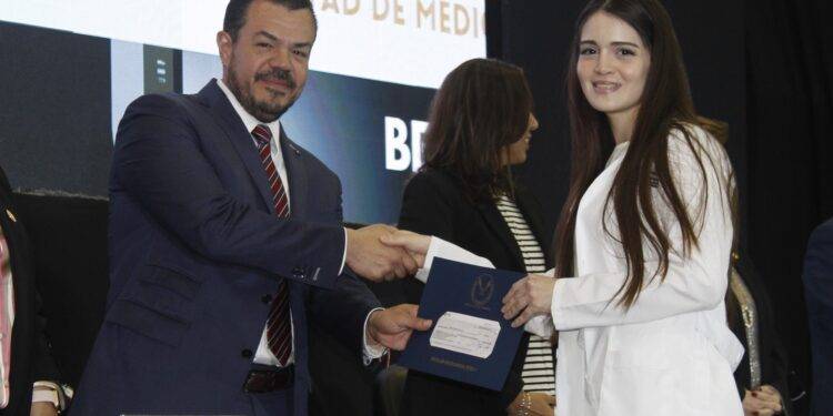 Entrega UAT becas a sus estudiantes de excelencia