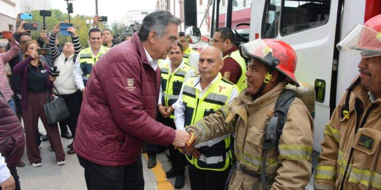 Entrega Américo camión de bomberos a la Coordinación Estatal de Protección Civil