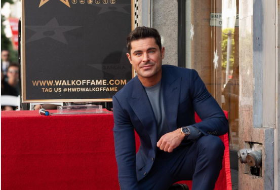 Zac Efron descubre su estrella en el Paseo de la Fama de Hollywood y honra a Matthew Perry