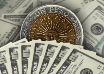 Peso argentino anota derrumbe histórico de 54.24% tras anuncio del Gobierno para atacar déficit fiscal
