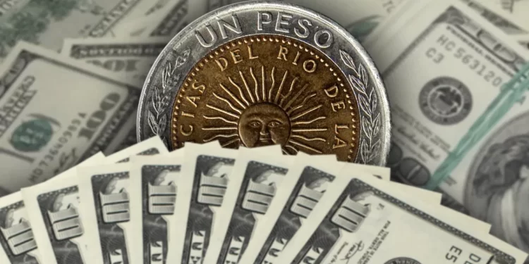 Peso argentino anota derrumbe histórico de 54.24% tras anuncio del Gobierno para atacar déficit fiscal