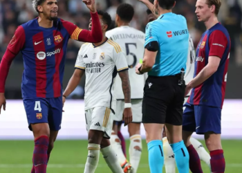 Las tarjetas azules llegan al fútbol: los jugadores serán expulsados 10 minutos