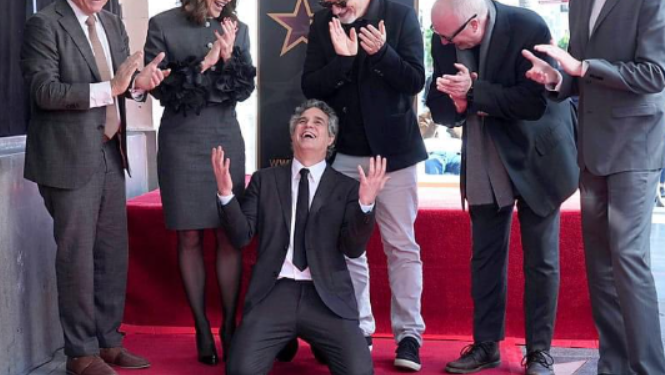 Mark Ruffalo recibe su estrella en el Paseo de la Fama de Hollywood y así bailó con Jennifer Garner