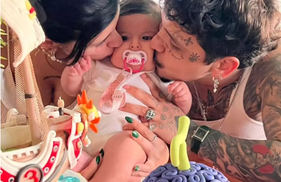 Christian Nodal y Cazzu muestran por primera vez la cara de su hija