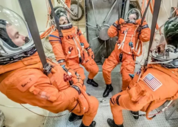 Por qué el traje de los astronautas es naranja SOLO cuando van a despegar