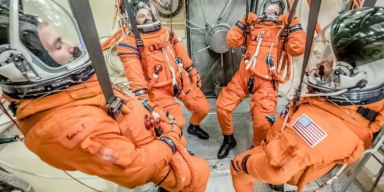 Por qué el traje de los astronautas es naranja SOLO cuando van a despegar