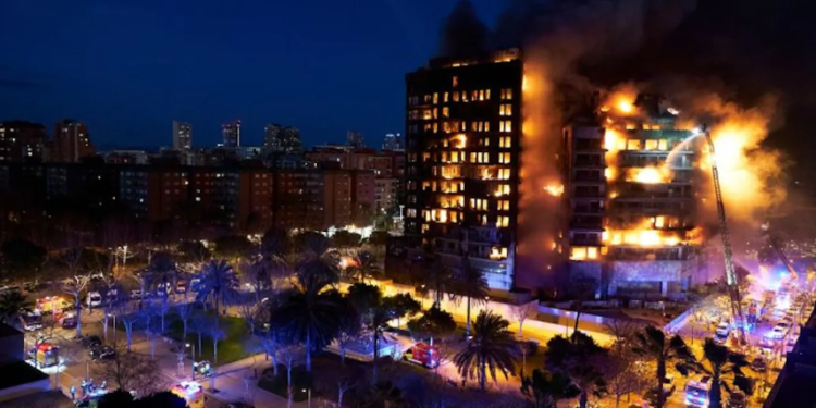 Noticias del incendio en un edificio de Valencia.