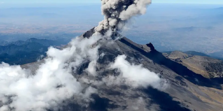 Popocatépetl lanza impresionante fumarola de 2 km de altura