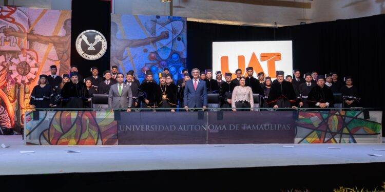 Dámaso Anaya rinde juramento como rector de la UAT ante la asamblea universitaria