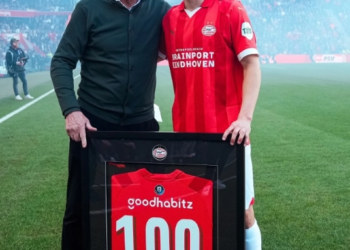‘Chucky’ Lozano es reconocido por cumplir 100 juegos con el PSV Eindhoven