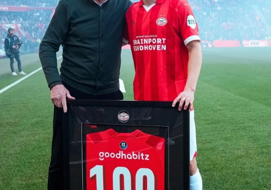 ‘Chucky’ Lozano es reconocido por cumplir 100 juegos con el PSV Eindhoven