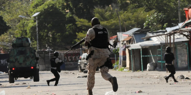Se estima que más de 3.000 reclusos escaparon de una prisión de Haití en medio de la violencia en Puerto Príncipe