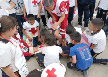 Aprenden niños la labor de paramédicos de la Cruz Roja en Saltillo, Coahuila